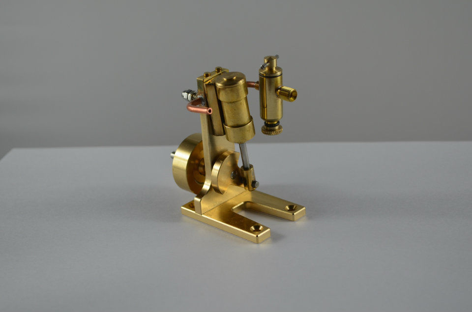 MicrocosmQ1 Vertical steam engine model with Propeller 